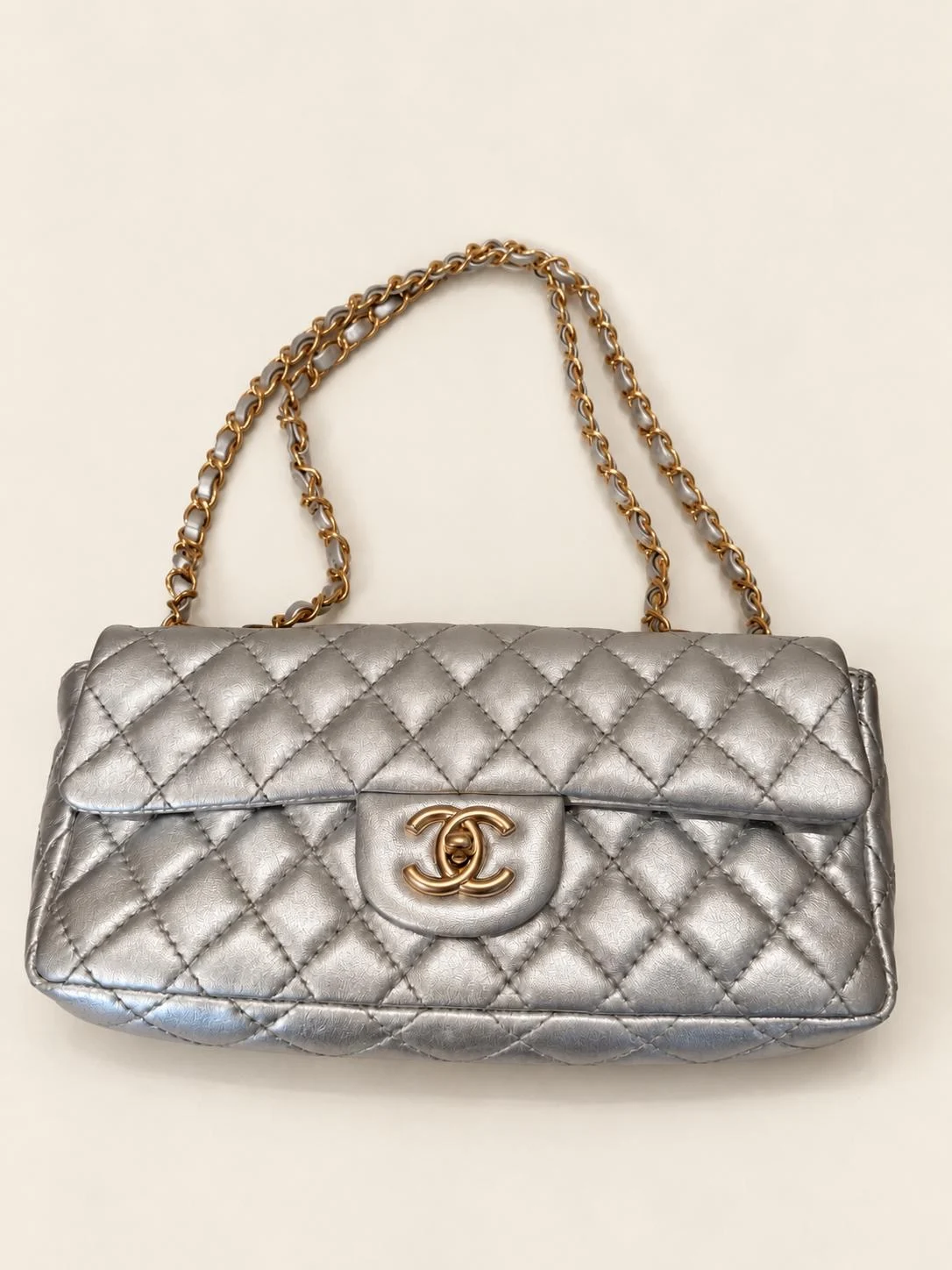 CHANEL — Sac East West argent métallisé